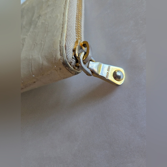 Miu Miu Cream Croc-Embossed Wallet - Picture 3 of 16